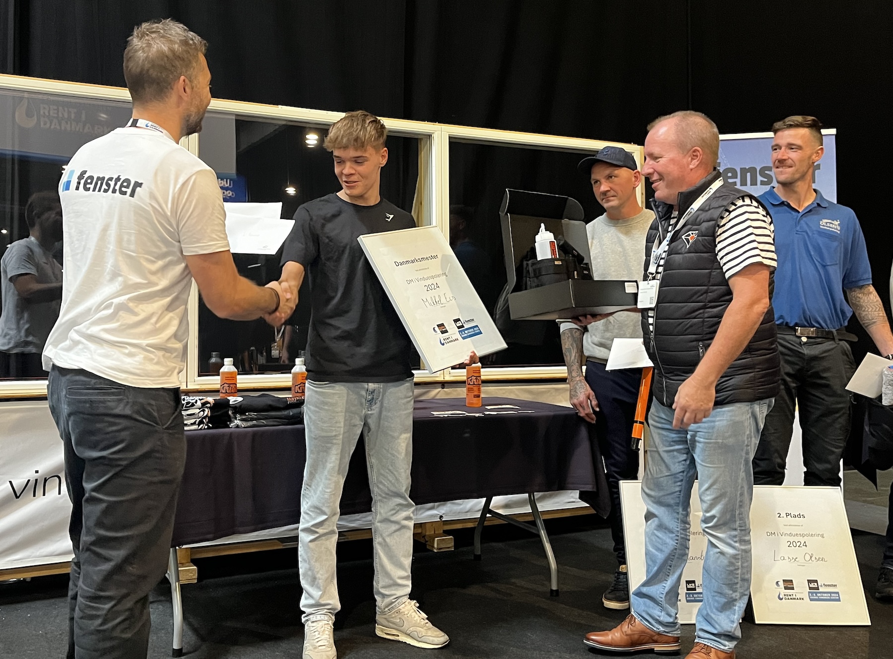 Overrækkelse af præmier, DM i vinduespolering 2024